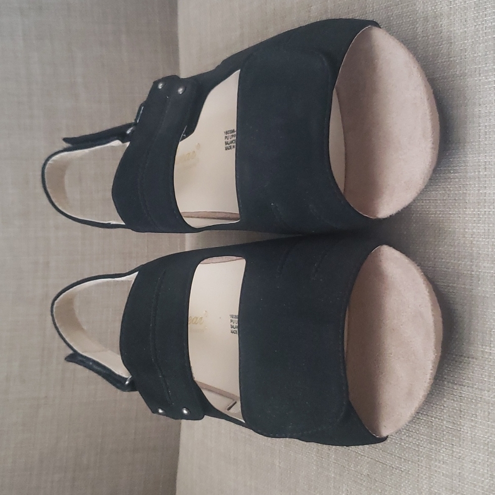 Never worn! Wide sandal